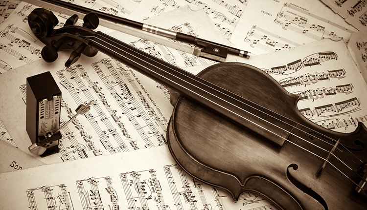 Taktgeber und Violine auf Notenblättern