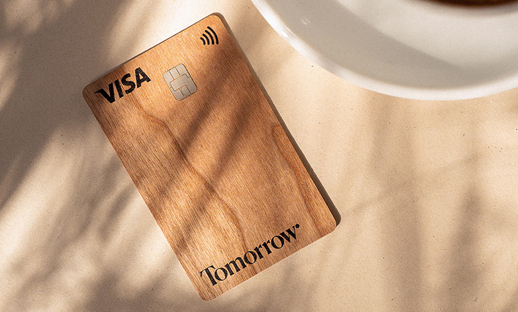 Die Debitkarte in Holz des FinTechs Tomorrow 