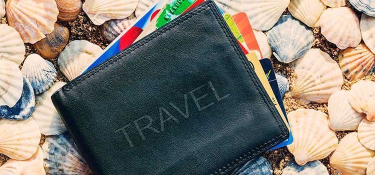 Brieftasche mit verschiedenen Kreditkarten am Stand