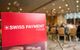 Plakat Swiss Payment Forum, im Hintergrund Tagungsteilnehmer