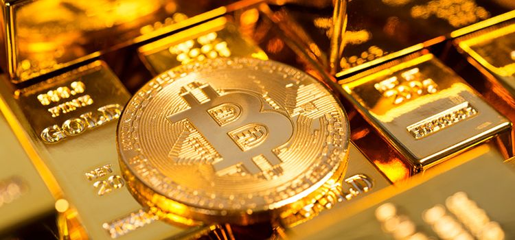 Ein Bitcoin als Münze auf Goldbarren