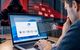 User am Laptop, der von einem ClickFix-Angriff bedroht wird