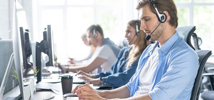 Mitarbeiterinnen und Mitarbeiter eines Callcenters der Arbeit