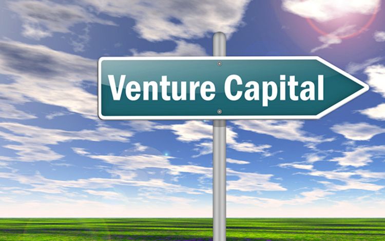 Wegweiser mit Aufschrift Venture Capital