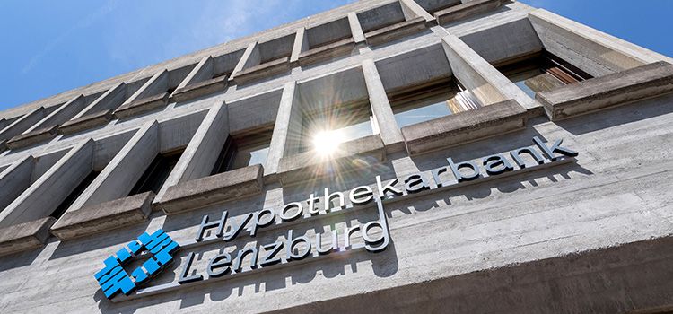 Gebäude in Frontansicht der Hypothekarbank Lenzburg