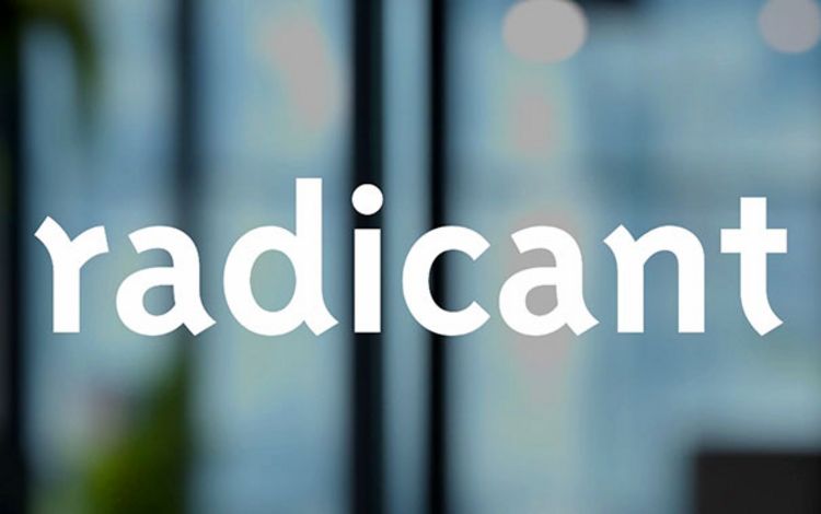 Der Schriftzug der Neo-Bank Radicant auf einer spiegelnden Fläche