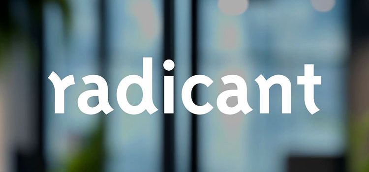 Der Schriftzug der Neo-Bank Radicant auf einer spiegelnden Fläche