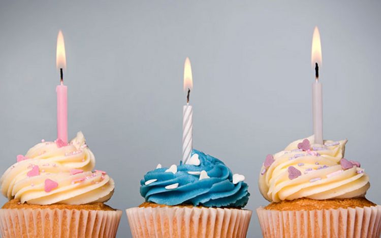 Drei kleine Kuchen mit Geburtstagskerzen