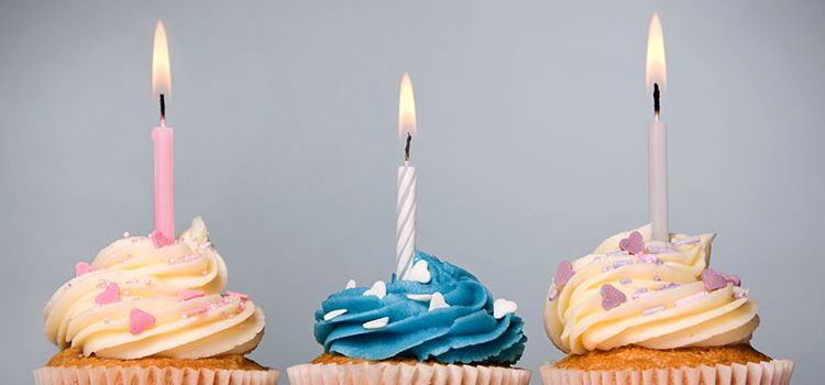 Drei kleine Kuchen mit Geburtstagskerzen