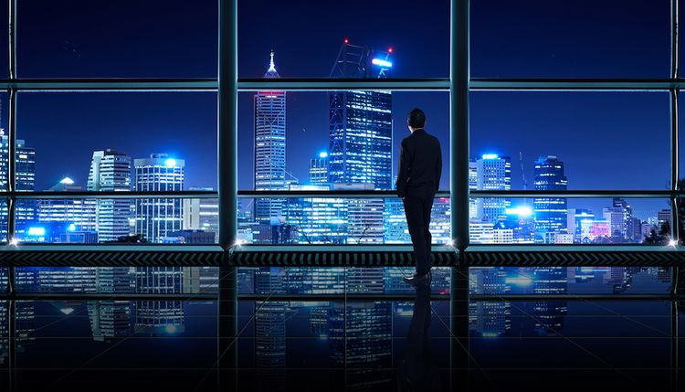 Banker schaut auf die Skyline der Stadt