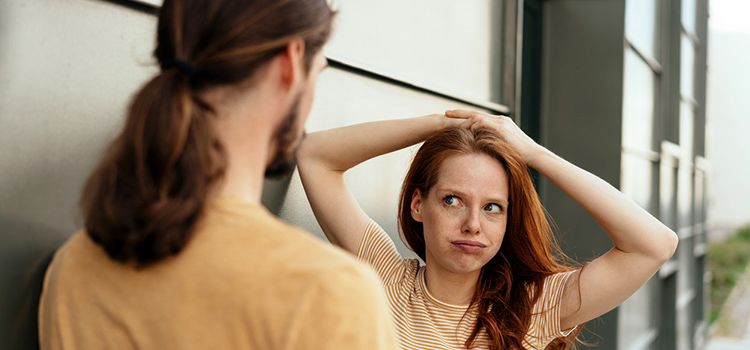 Junge Menschen, junge Frau mit zweifelndem Gesicht