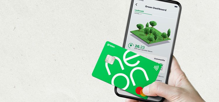 Smartphone mit der Debitkarte Green von Neon