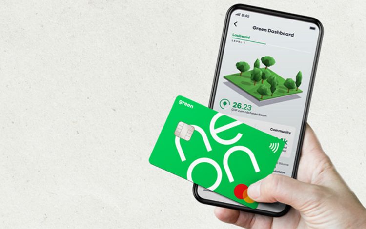 Smartphone mit der Debitkarte Green von Neon