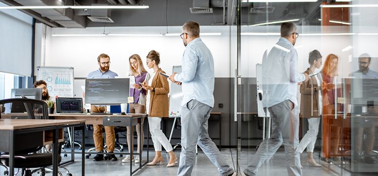 Ein Startup-Team in einem modernen Büro