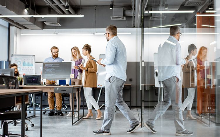 Ein Startup-Team in einem modernen Büro