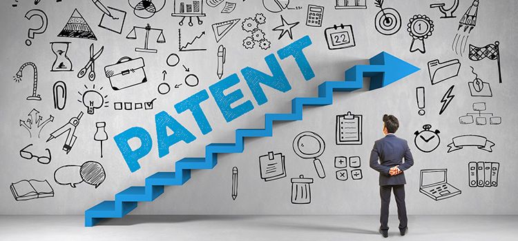 Manager im Anzug vor einer Wand mit der Aufschrift: Patent