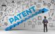 Manager im Anzug vor einer Wand mit der Aufschrift: Patent