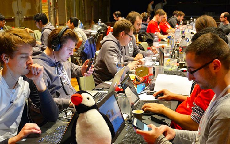 Entwicklerinnen und Entwickler an einem Hackathon