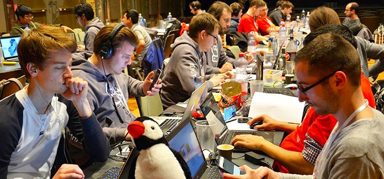 Entwicklerinnen und Entwickler an einem Hackathon