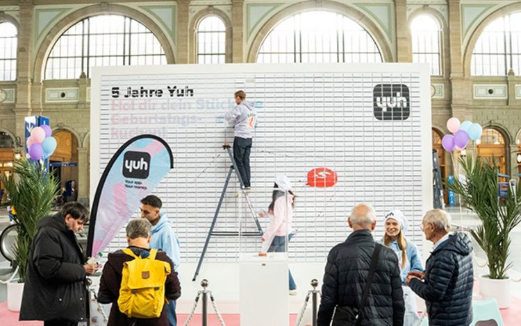 Die Cake-Wall zum Yuh-Geburtstag im Hauptbahnhof Zürich mit 1'254 Kuchenstücken