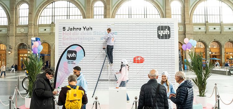 Die Cake-Wall zum Yuh-Geburtstag im Hauptbahnhof Zürich mit 1'254 Kuchenstücken