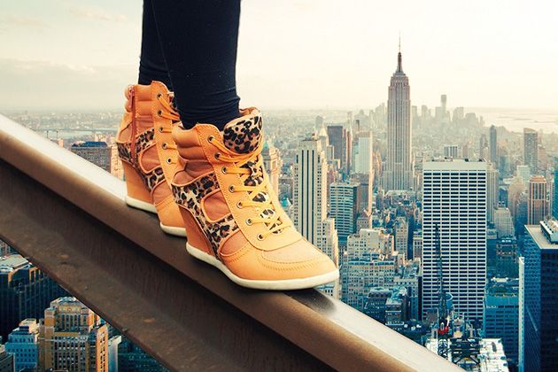 Schuhe auf einem Strahlträger hoch über New York