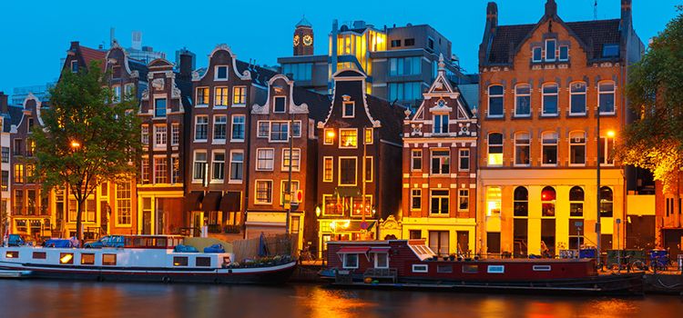 Amsterdam in der Nacht, Blick auf Grachten und Häuser