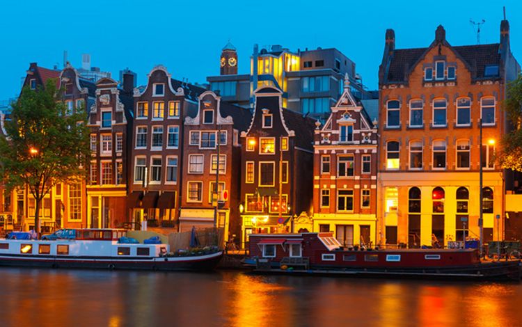 Amsterdam in der Nacht, Blick auf Grachten und Häuser