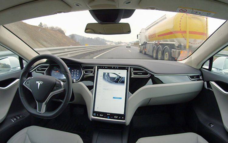 Autonomes Fahren: Tesla ohne Fahrer auf der Autobahn
