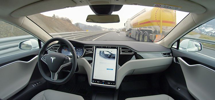 Autonomes Fahren: Tesla ohne Fahrer auf der Autobahn