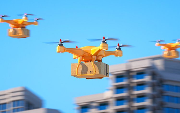 Drohnen in der Luft bei der Paket-Auslieferung
