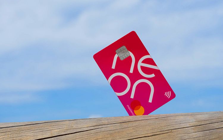 Kreditkarte aufgesteckt auf einem Pfahl