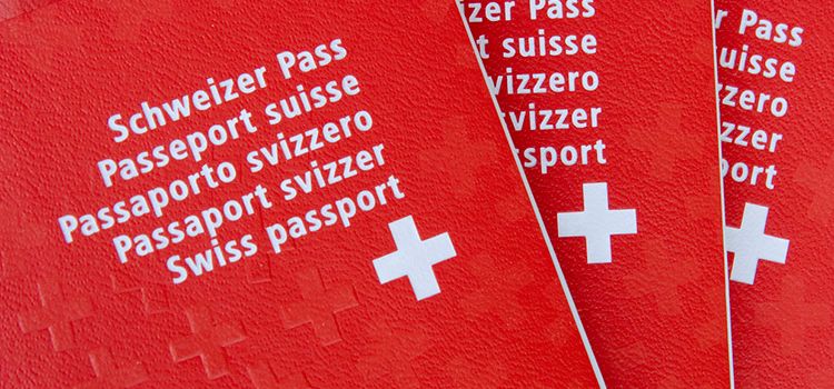 Schweizer Pass in Fächerform