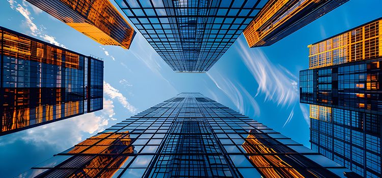 Skyscraper von unten, oben ein Stück Himmel sichtbar