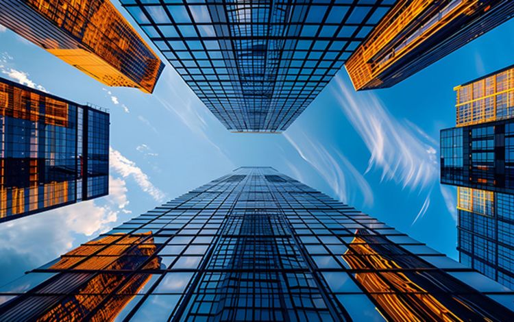 Skyscraper von unten, oben ein Stück Himmel sichtbar