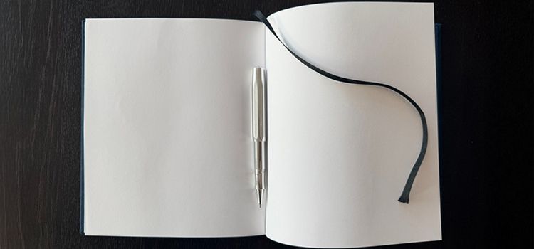 Notizbuch mit leeren weissen Seiten
