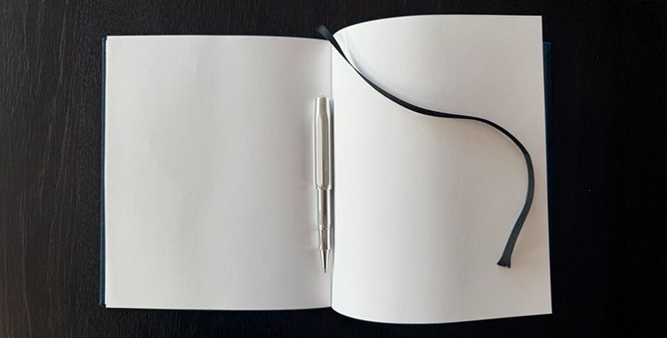 Notizbuch mit leeren weissen Seiten