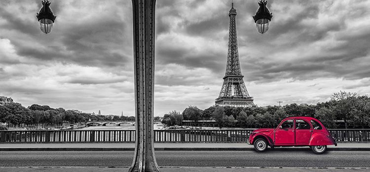 Oldtimer-Auto auf Brücke vor dem Eiffelturm in Paris