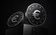 Der Revolut Stablecoin auf einem schwarzen Podest