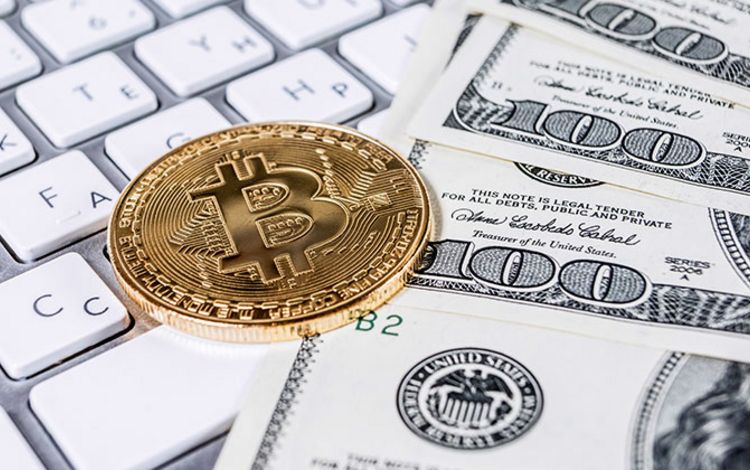 Bitcoin-Münze liegt auf Dollarnoten