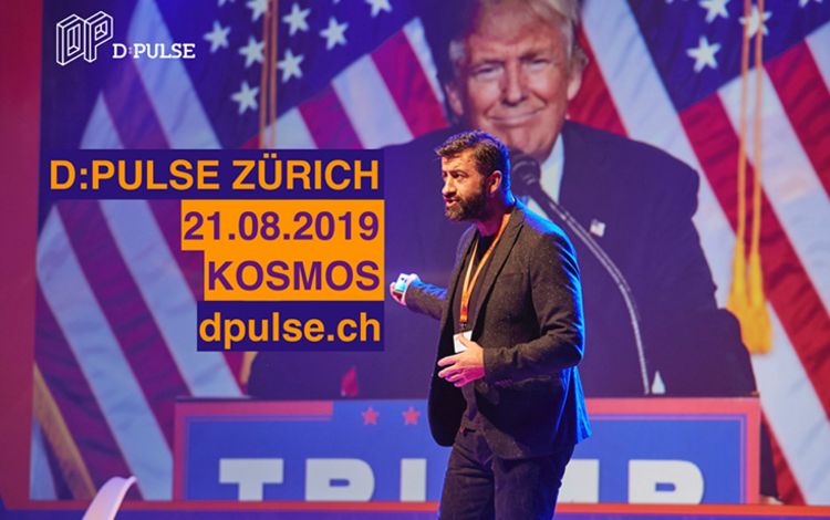Speaker an der Konferenz D:Pulse mit Donald Trump im Hintergrund