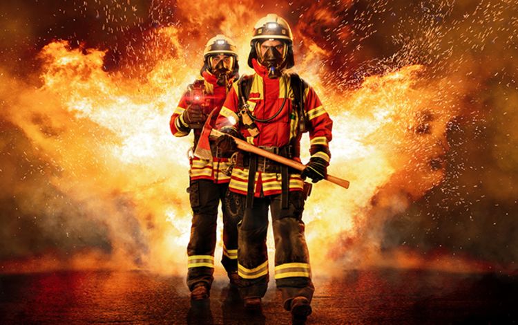 Feuer und Feuerwehrleute