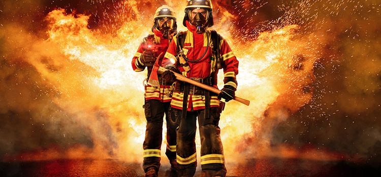 Feuer und Feuerwehrleute