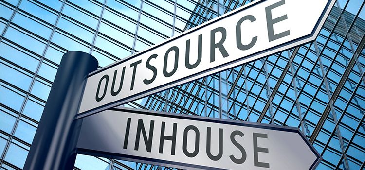 Wegweise mit zwei Richtungen: Outsource und Inhouse