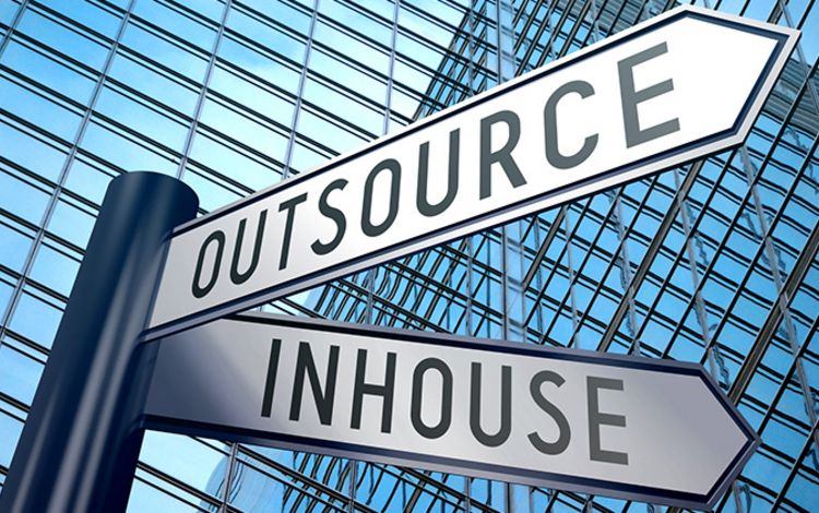 Wegweise mit zwei Richtungen: Outsource und Inhouse