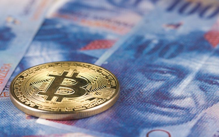 Ein Bitcoin auf Franken-Bankenoten