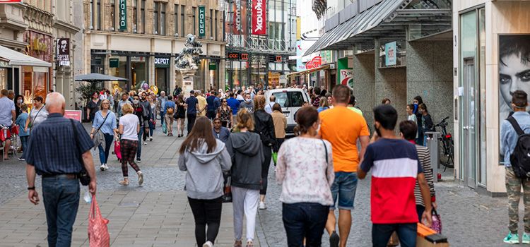 Touristen schlendern in der Gasse einer schönen deutschen Kleinstadt