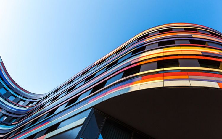 Eine futuristische Hausfassade in Hamburg