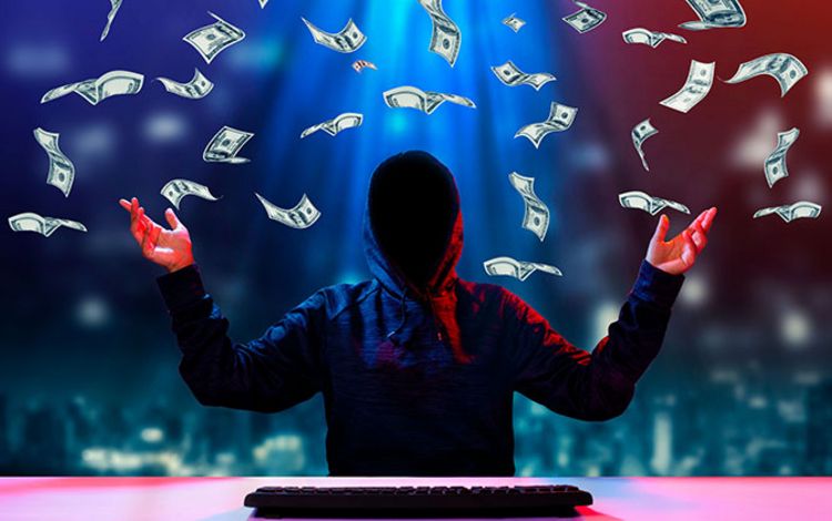 Hacker am PC wirft mit Dollarscheinen um sich