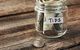 Ein Trinkgeld-Glas mit Noten und Münzen